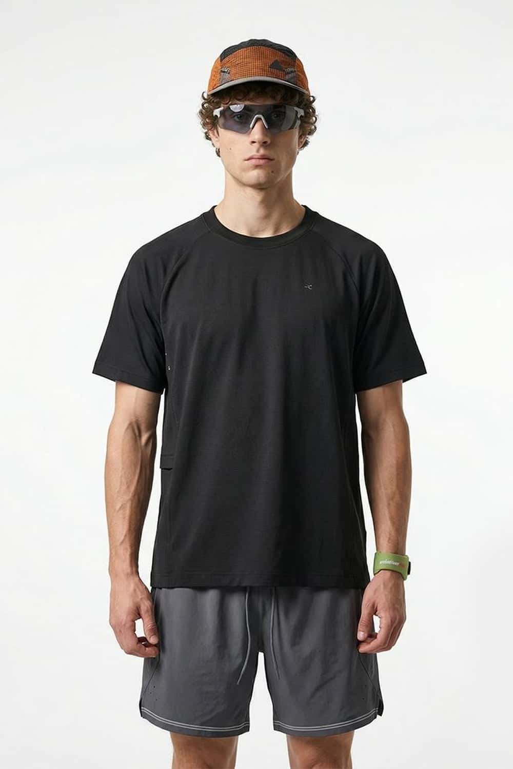 Quick-Drying Curved-Seam Sports T-Shirt in Black - front modeled view