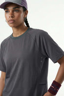 Quick-Drying Curved-Seam Sports T-Shirt in Dark Gray - three-quarter front modeled view