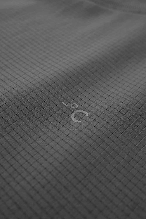 Quick-Drying Curved-Seam Sports T-Shirt in Dark Gray - fabric texture close-up