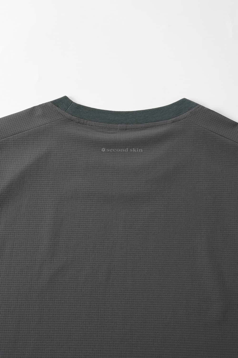 Quick-Drying Curved-Seam Sports T-Shirt in Dark Gray - back collar detail