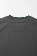 Quick-Drying Curved-Seam Sports T-Shirt in Dark Gray - back collar detail