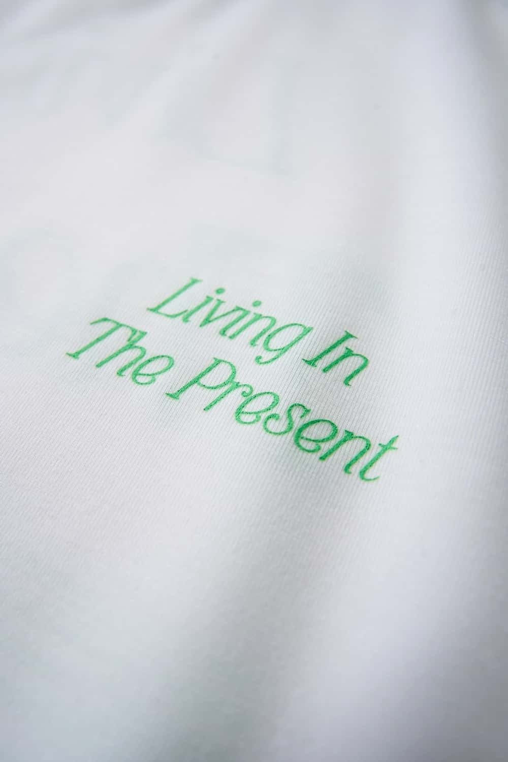 Skin-Friendly Curved-Hem Graphic T-Shirt in White - graphic detail