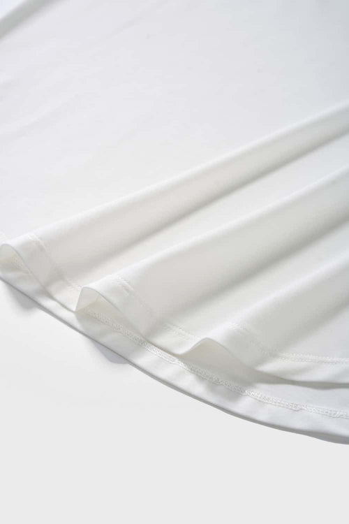 Skin-Friendly Curved-Hem Graphic T-Shirt in White - hem detail