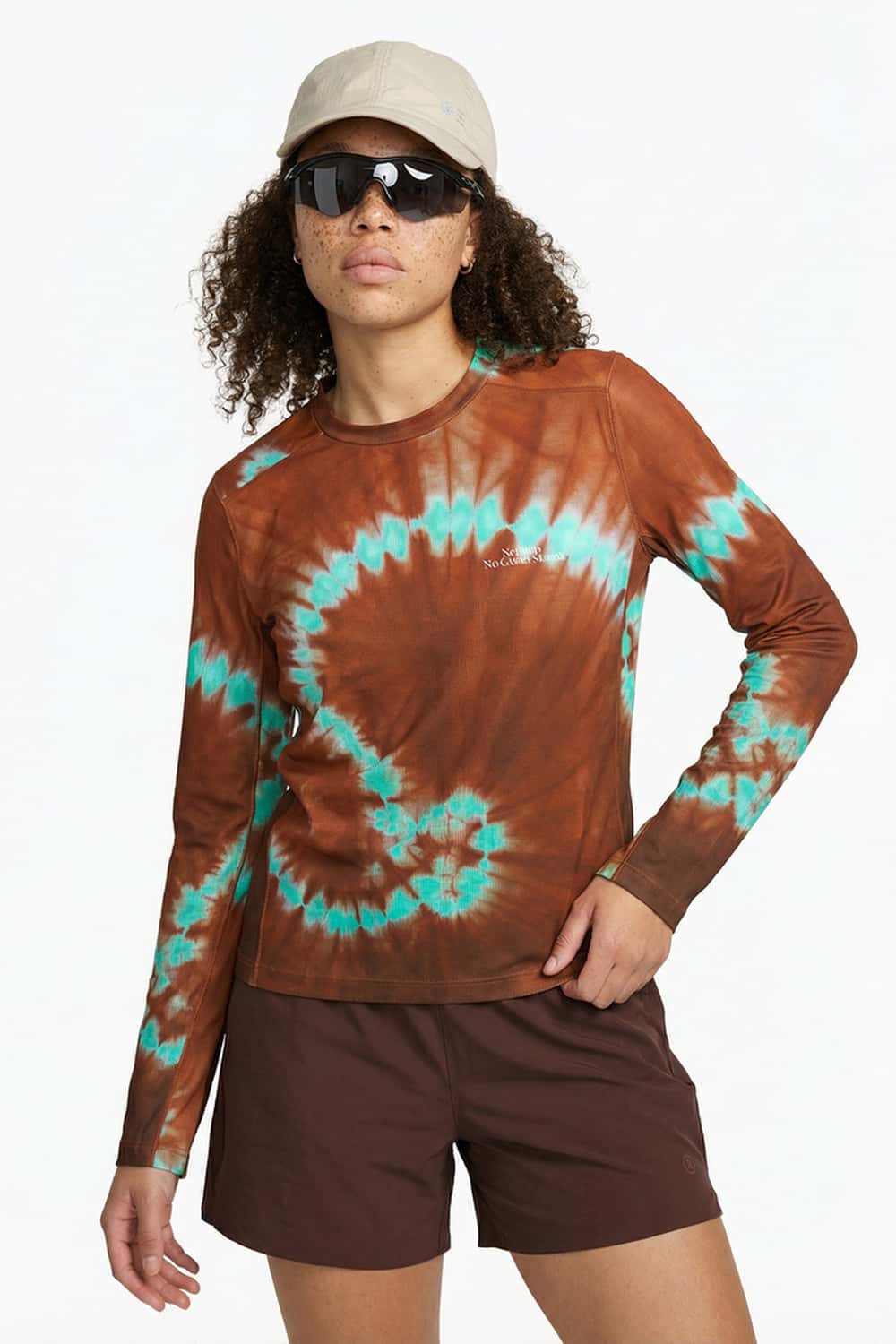 Quick-Drying Swirl Graphic Long-Sleeve T-Shirt in Coffee - front modeled view