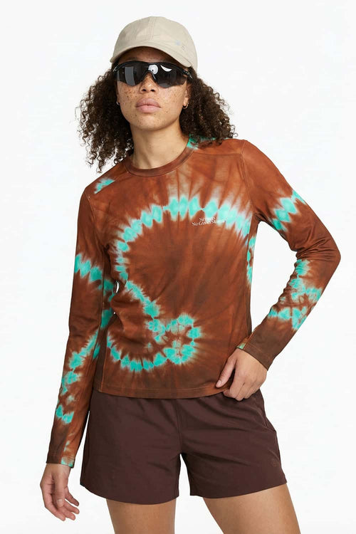 Quick-Drying Swirl Graphic Long-Sleeve T-Shirt in Coffee - front modeled view