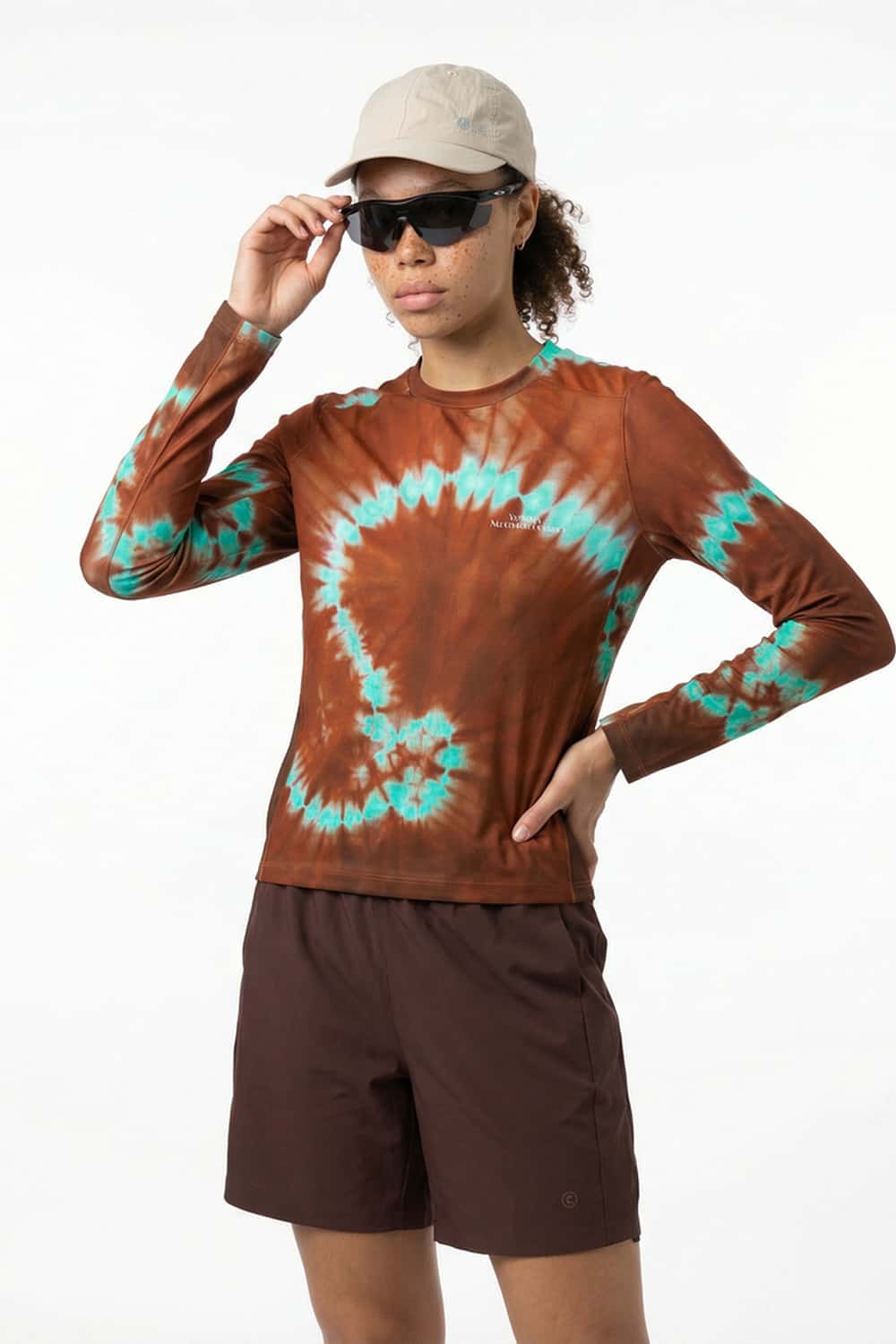 Quick-Drying Swirl Graphic Long-Sleeve T-Shirt in Coffee - front modeled view