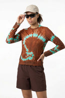 Quick-Drying Swirl Graphic Long-Sleeve T-Shirt in Coffee - front modeled view