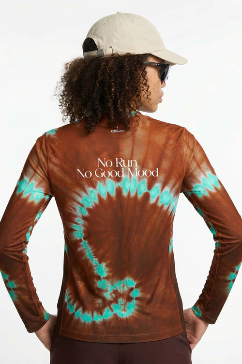 Quick-Drying Swirl Graphic Long-Sleeve T-Shirt in Coffee - back modeled view