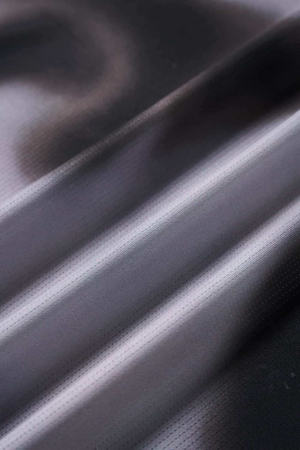 Quick-Drying Running Graphic Long-Sleeve T-Shirt in Charcoal - fabric texture close-up
